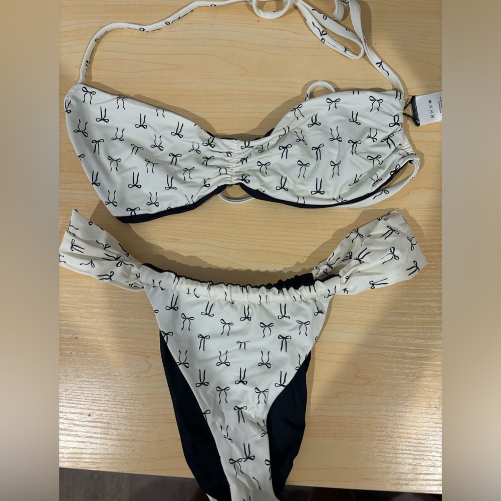Dippin Daisy’s Reversible Bikini Set